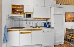 Η κουζίνα ή μικρή κουζίνα στο 2 Bedroom Stunning Home In Fanø