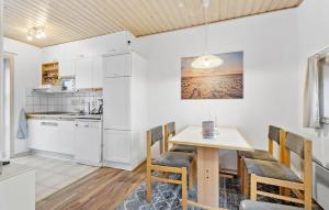Η κουζίνα ή μικρή κουζίνα στο 2 Bedroom Stunning Home In Fanø