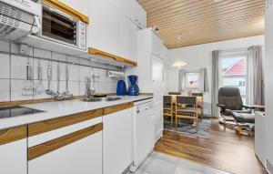 Η κουζίνα ή μικρή κουζίνα στο 2 Bedroom Stunning Home In Fanø