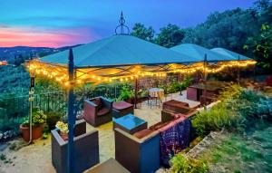 einen Pavillon mit Beleuchtung sowie einem Tisch und Stühlen in der Unterkunft 6 Bedroom Nice Home In Lamporecchio in Lamporecchio