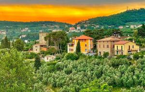 eine Stadt auf einem Hügel mit Häusern und Bäumen in der Unterkunft 6 Bedroom Nice Home In Lamporecchio in Lamporecchio + 21 Fotos