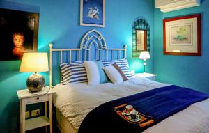 ein blaues Schlafzimmer mit einem Bett mit blauen Wänden in der Unterkunft 6 Bedroom Nice Home In Lamporecchio in Lamporecchio