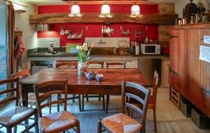 eine Küche mit einem Holztisch und Stühlen in der Unterkunft 6 Bedroom Nice Home In Lamporecchio in Lamporecchio