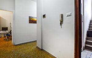 una puerta abierta a una habitación con escalera en Awesome Apartment In Palermo With Wifi, en Palermo 14 fotos más