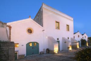 a white church with a green door at night at Casa Aranci in Marsala