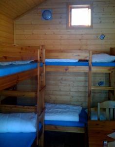 Bunk bed o mga bunk bed sa kuwarto sa Hajstorp Slusscafé & Vandrarhem