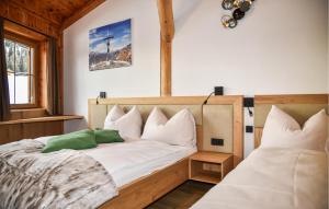 Postel nebo postele na pokoji v ubytování Nice Apartment In Weißpriach With Sauna