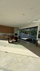 JuatubaRefúgio com Spa Jacuzzi 40 min BH的一个带桌椅的大客厅