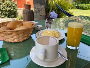 a table with a cup of beer and a basket of bread at Huertalejandro Restaurante Campestre y Hospedaje in Cieneguilla