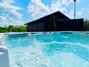 Bazén v ubytování ROYAL Villa - ADULTS ONLY - Apartamenty z widokiem na Zalew Wiślany - Jacuzzi w cenie - Masaże relaksacyjne - Grupa Hotelowa PlażoweLove nebo v jeho okolí