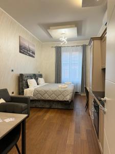 Un dormitorio con una cama y una sala de estar. en APARTAMENT - Torino Home Living, en Turín 10 fotos más