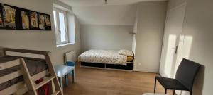Ένα ή περισσότερα κρεβάτια σε δωμάτιο στο Maison proche étang et circuit vélo