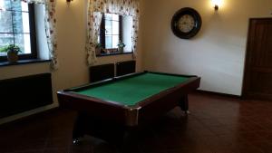 a pool table in a living room with at Hotel Gościniec in Włocławek