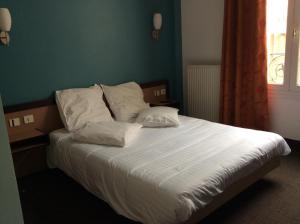 Gallery image of Hotel De La Place in Malakoff