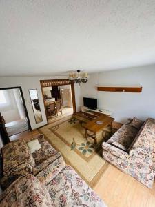 a living room with a couch and a table at Lukare Apartman 1 in Novi Pazar