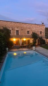 una grande piscina di fronte a un edificio di Can Cinto a Vilamacolum