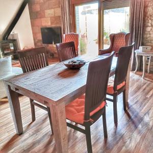 tavolo da pranzo in legno con sedie, tavolo e tavolo di Can Cinto a Vilamacolum