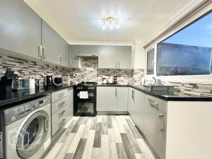 Η κουζίνα ή μικρή κουζίνα στο Bright 3-Bedroom House, Driveway and Garden