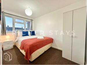 Ένα ή περισσότερα κρεβάτια σε δωμάτιο στο Bright 3-Bedroom House, Driveway and Garden