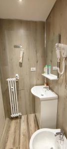 une salle de bain avec un lavabo, des toilettes et un miroir dans l'établissement House La Motta, à Borgata Sestriere 4 autres photos