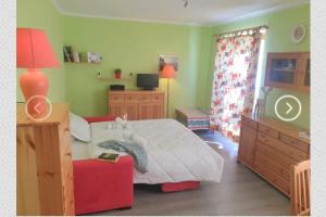 - une chambre avec un lit et un pouf rouge dans l'établissement House La Motta, à Borgata Sestriere