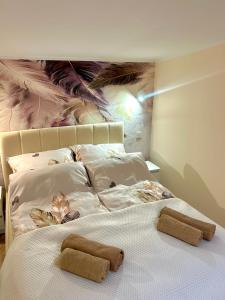 un letto bianco con due asciugamani sopra di Apartament Silver - Głuszyca - Góry Sowie a Głuszyca