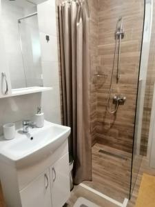 a bathroom with a sink and a shower at Apartman Dolce Vita Sokobanja in Soko Banja
