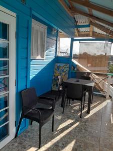 Un balcon sau o terasă la onelovecottagetobago holiday home +20 fotografii