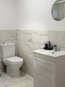 Et badeværelse på Luxury Super-King Bed Flat in Town Centre + 13 billeder