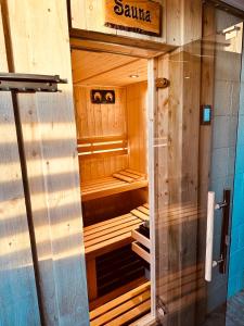 una sauna con pareti in legno e una porta in vetro di Kinnoull House near Stornoway Hot-Tub Sauna Pet Friendly a Garrabost
