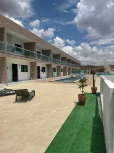 a building with a courtyard with green grass at Flat no Condominio Home Duplex Bezerros in Bezerros