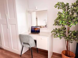 ein Laptop-Computer auf einem Schreibtisch in einem Zimmer in der Unterkunft Apt 555 New & Fully Equipped with Free Garage in Bratislava