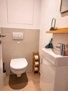 ein Badezimmer mit Toilette und Waschbecken in der Unterkunft Apt 555 New & Fully Equipped with Free Garage in Bratislava
