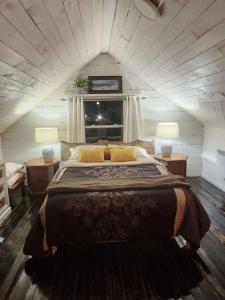 A bed or beds in a room at Le vieux poulailler édifice patrimonial New-Richmond Gaspesie
