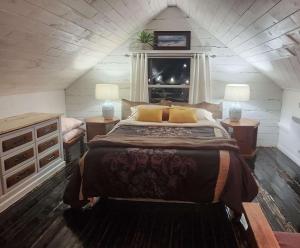 a bedroom with a large bed in a attic at Le vieux poulailler édifice patrimonial New-Richmond Gaspesie in New Richmond