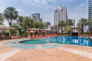 Bazén v ubytování SkyVillas Residential Apartments nebo v jeho okolí