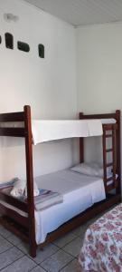 - deux lits superposés dans une chambre dans l'établissement Apart Lua Crescente - até 5 pessoas na Pituba caminho das praias, à Itacaré