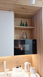 a kitchen with a microwave and a counter top at Apartman Vučko Dalia - Aparthotel Vučko in Jahorina