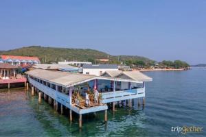a pier with a restaurant on the water at บ้านทะเลสวย เกาะล้าน in Ko Larn