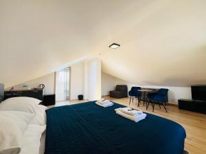 Postel nebo postele na pokoji v ubytování ROYAL Villa - ADULTS ONLY - Apartamenty z widokiem na Zalew Wiślany - Jacuzzi w cenie - Masaże relaksacyjne - Grupa Hotelowa PlażoweLove + 37 fotografií