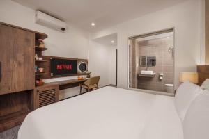 Ein Bett oder Betten in einem Zimmer der Unterkunft Kly Luxury Hotel