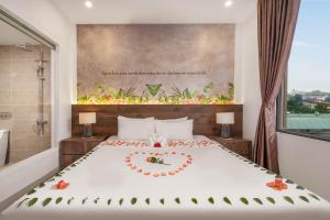 Ein Bett oder Betten in einem Zimmer der Unterkunft Kly Luxury Hotel