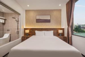 Ein Bett oder Betten in einem Zimmer der Unterkunft Kly Luxury Hotel
