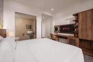 Ein Bett oder Betten in einem Zimmer der Unterkunft Kly Luxury Hotel