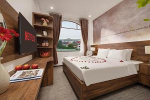 Ein Bett oder Betten in einem Zimmer der Unterkunft Kly Luxury Hotel