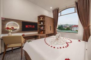 Ein Bett oder Betten in einem Zimmer der Unterkunft Kly Luxury Hotel
