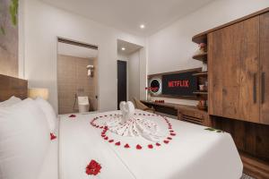 Ein Bett oder Betten in einem Zimmer der Unterkunft Kly Luxury Hotel