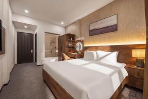 Ein Bett oder Betten in einem Zimmer der Unterkunft Kly Luxury Hotel