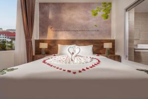 Ein Bett oder Betten in einem Zimmer der Unterkunft Kly Luxury Hotel