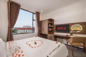Ein Bett oder Betten in einem Zimmer der Unterkunft Kly Luxury Hotel